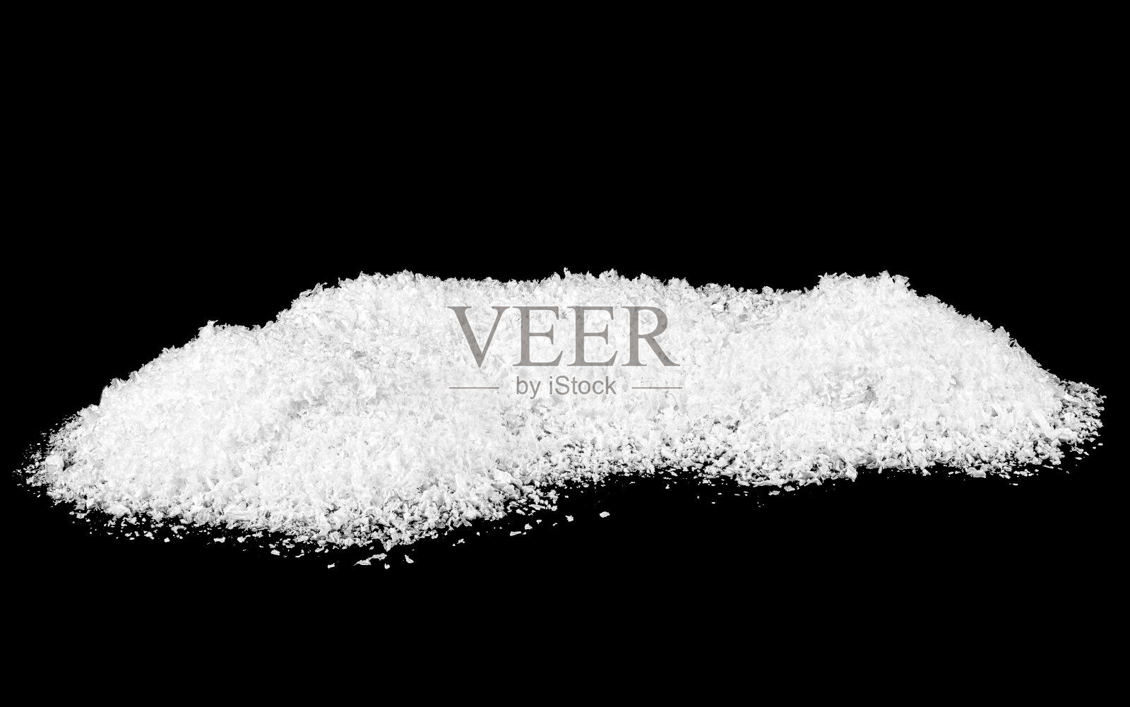 一堆蓬松的白雪孤立在黑色的背景上。白雪皑皑的群山。照片摄影图片