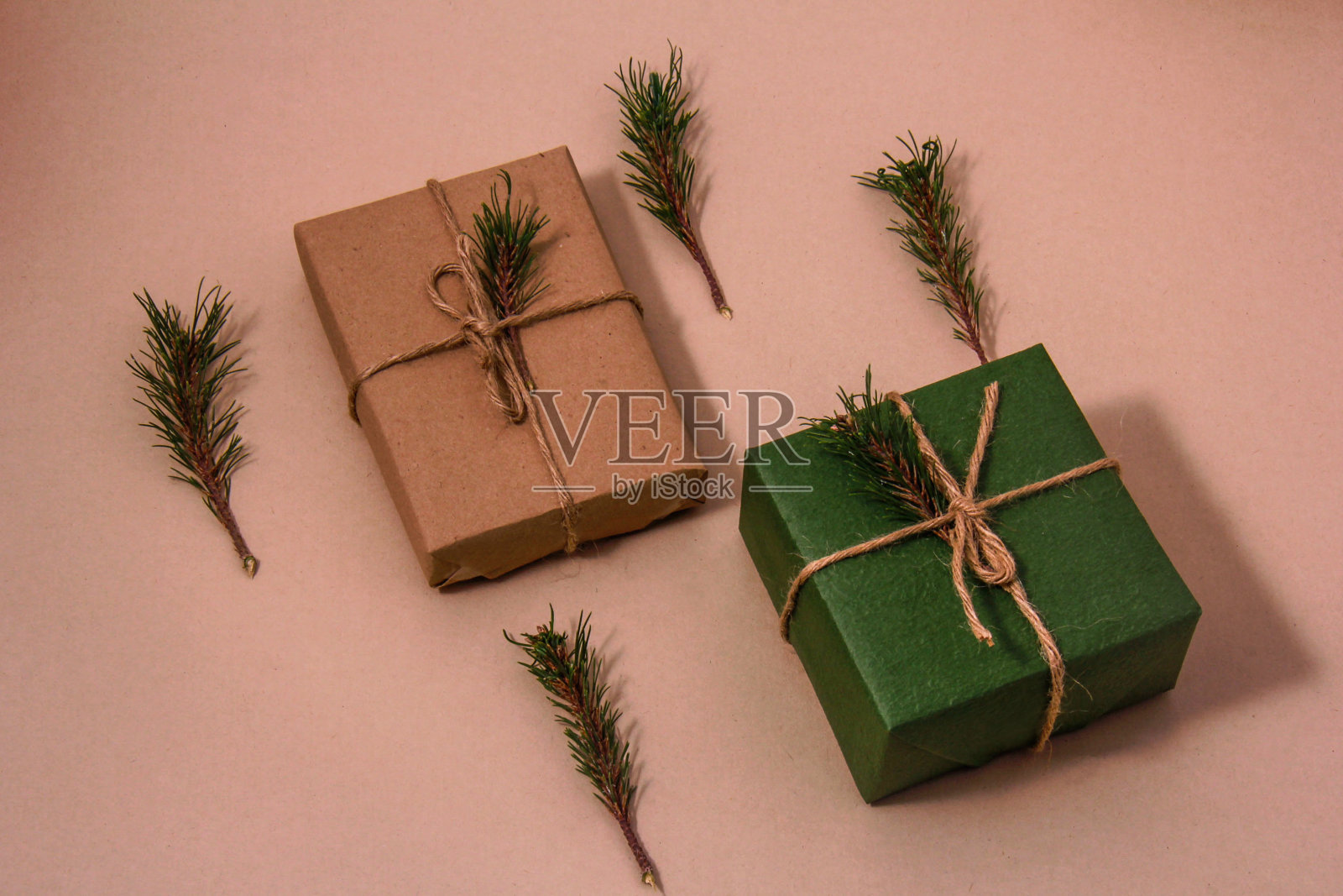 绿棕色纸包裹的松叶礼品设计照片摄影图片