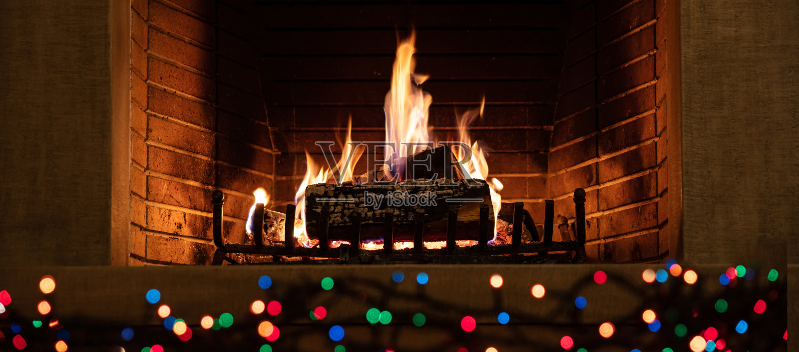 圣诞节燃烧的壁炉和彩灯，节日装饰的背景照片摄影图片