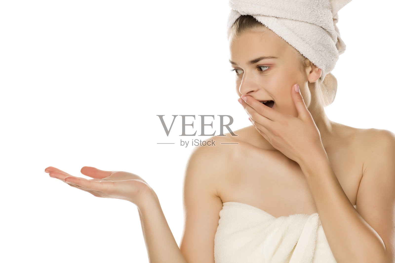 年轻的肖像广告美丽的女人与毛巾在她的头在白色的背景照片摄影图片