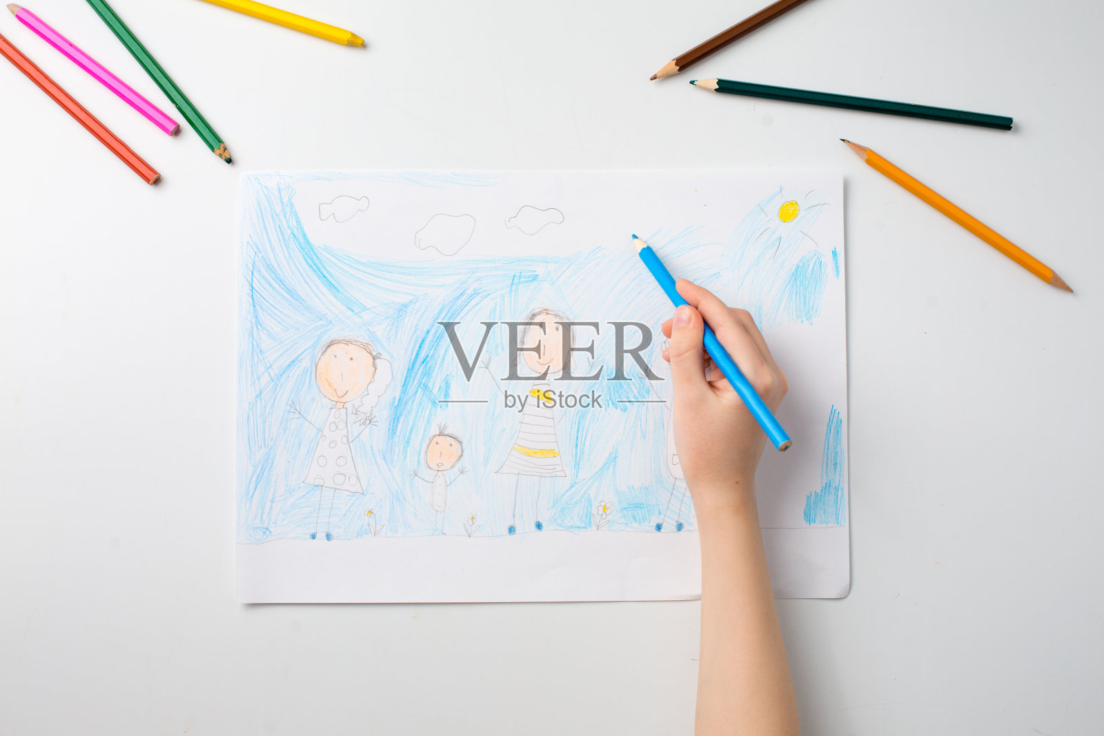 孩子用铅笔画房子和他的家人。新家。照片摄影图片