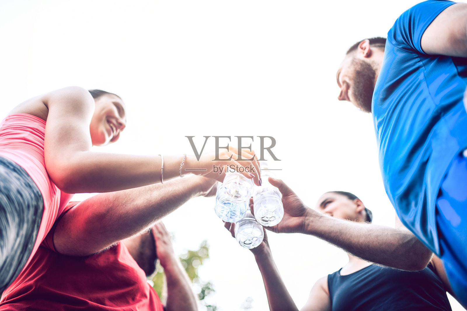 运动员在成功训练后举杯庆祝照片摄影图片