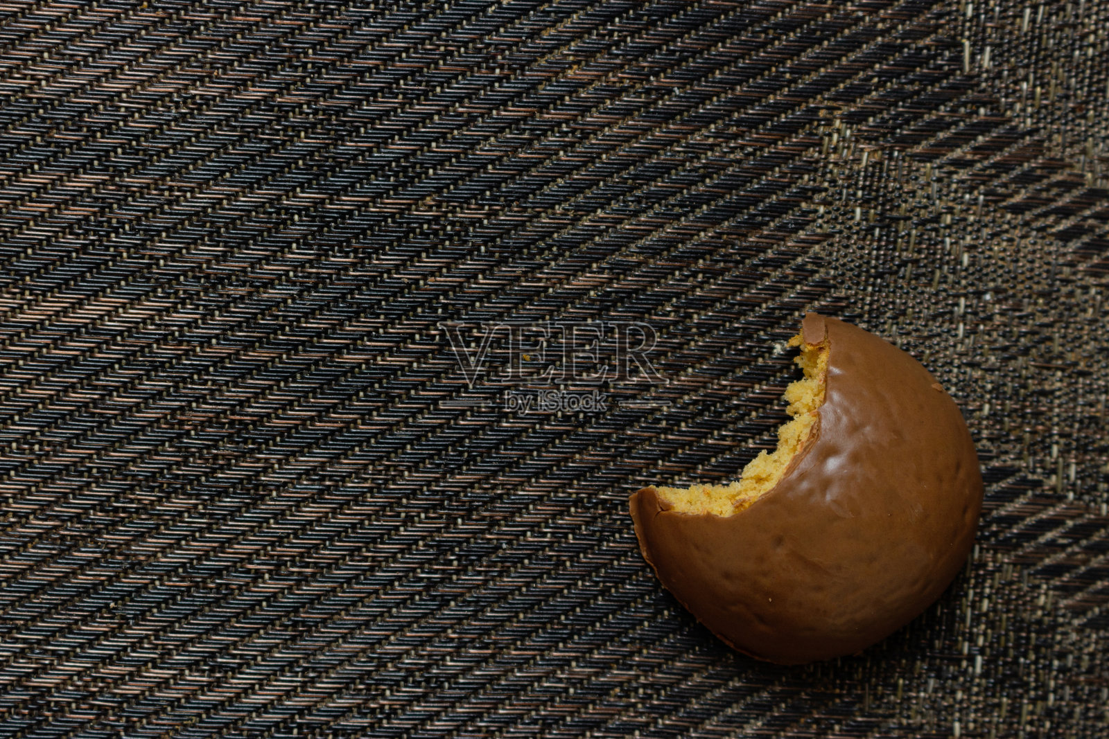 蜂蜜面包饼干，典型的巴西糖果与一杯咖啡在木制背景照片摄影图片