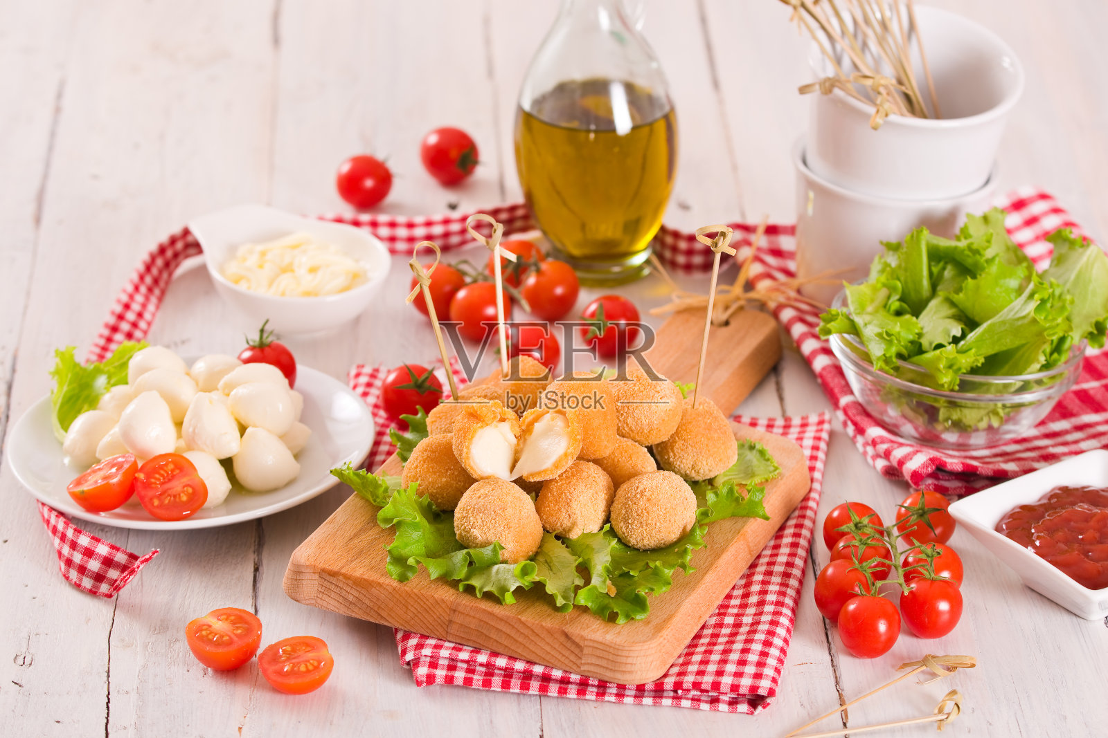 炸马苏里拉芝士球。照片摄影图片