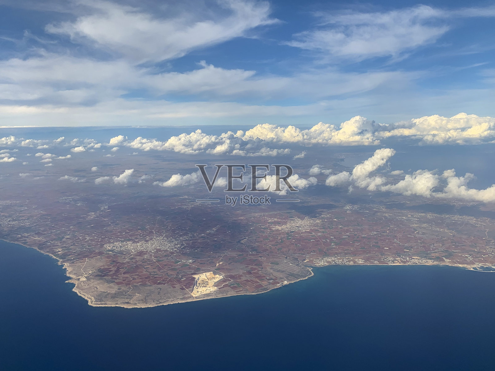 从飞机窗口鸟瞰塞浦路斯岛和蓝色地中海照片摄影图片