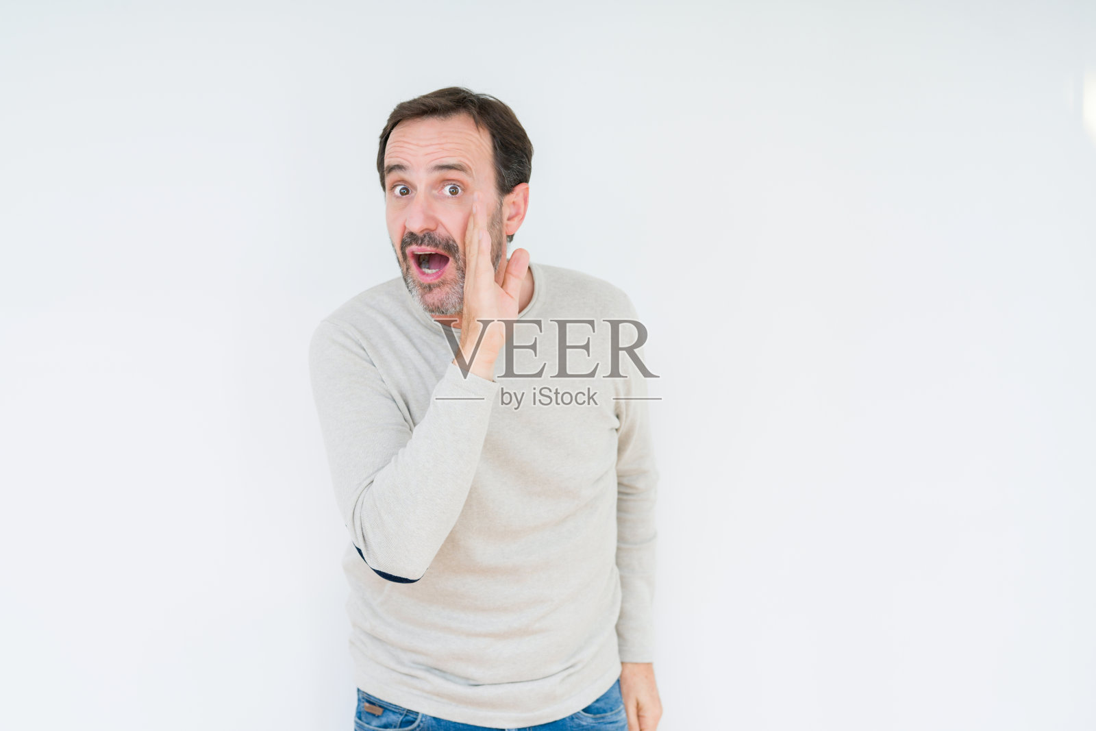 高雅资深男子越过孤立的背景，用手捂着嘴说出秘密谣言，低声恶意的谈话谈话照片摄影图片