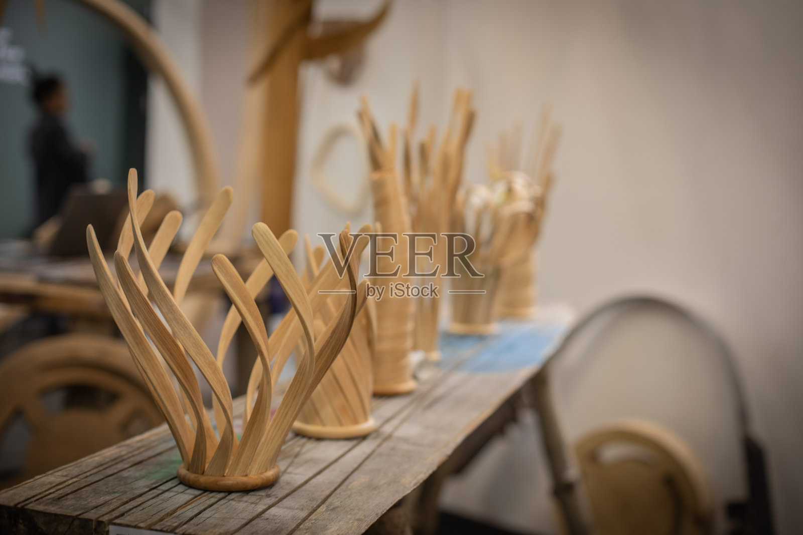 伦敦设计周-木花瓶照片摄影图片