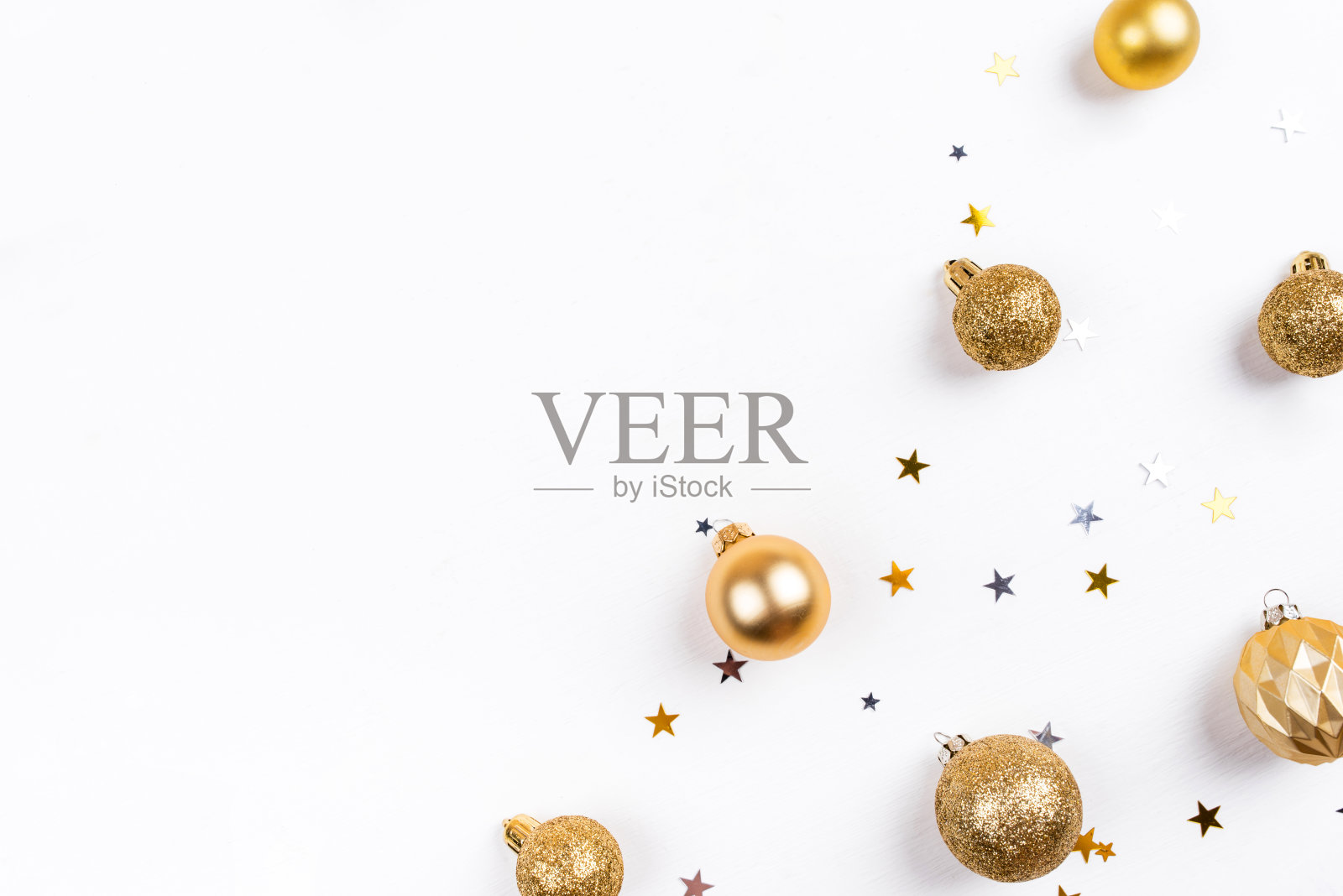 节日白色背景与圣诞装饰。照片摄影图片