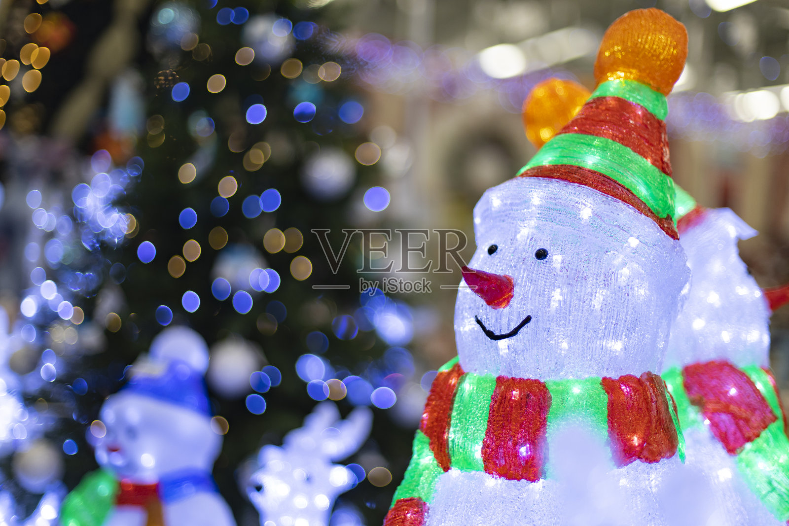 圣诞墙纸图案图片上的雪人模糊的背景与花环散景灯照明照片摄影图片