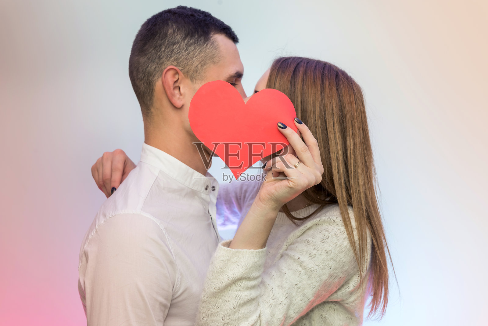 相爱的情侣捧红了心。爱情与约会，庆祝圣瓦伦丁节照片摄影图片