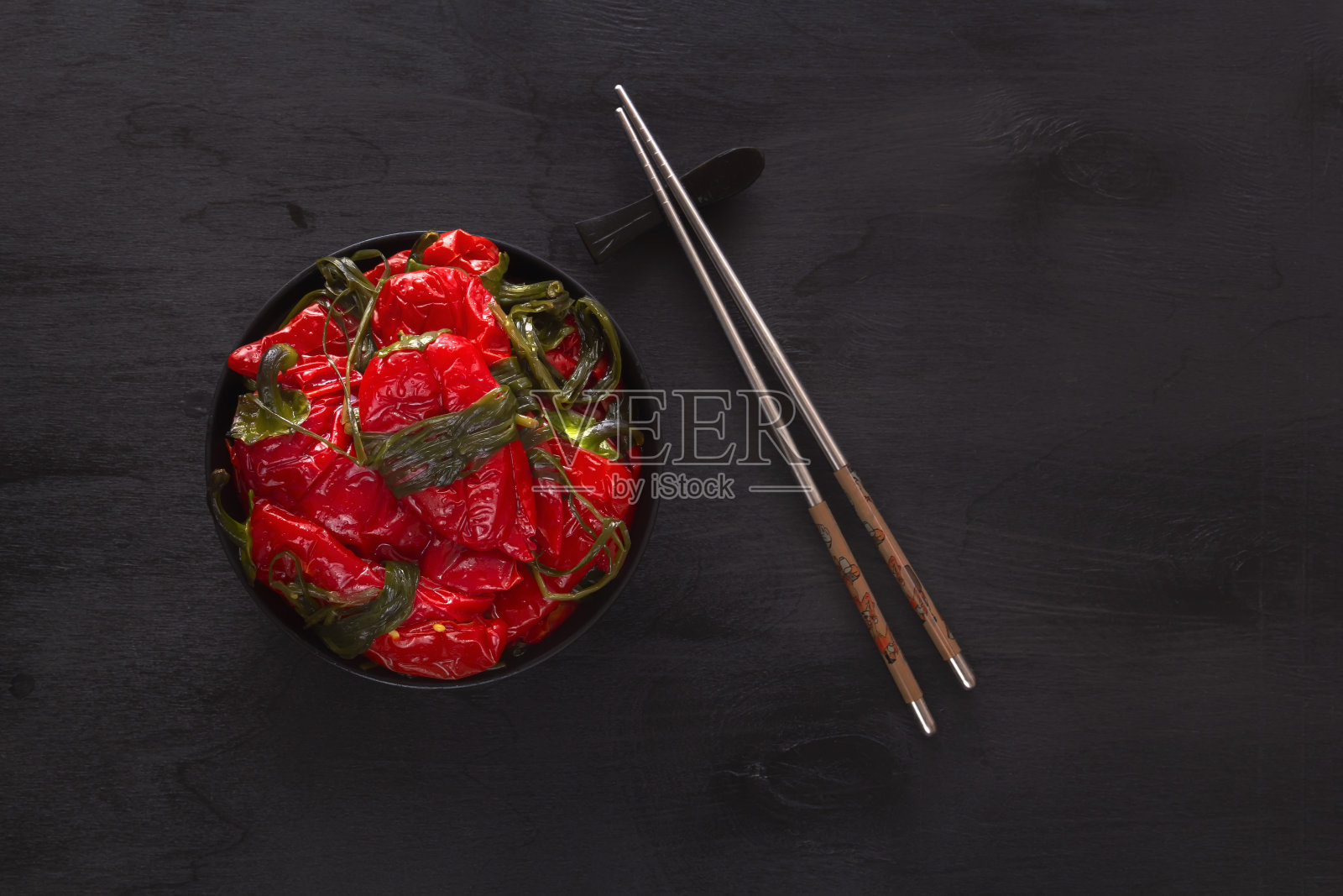 黑桌上发酵的红辣椒——传统的韩国食物。照片摄影图片