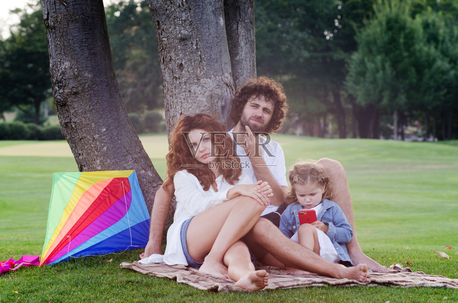 幸福的年轻家庭在公园里照片摄影图片