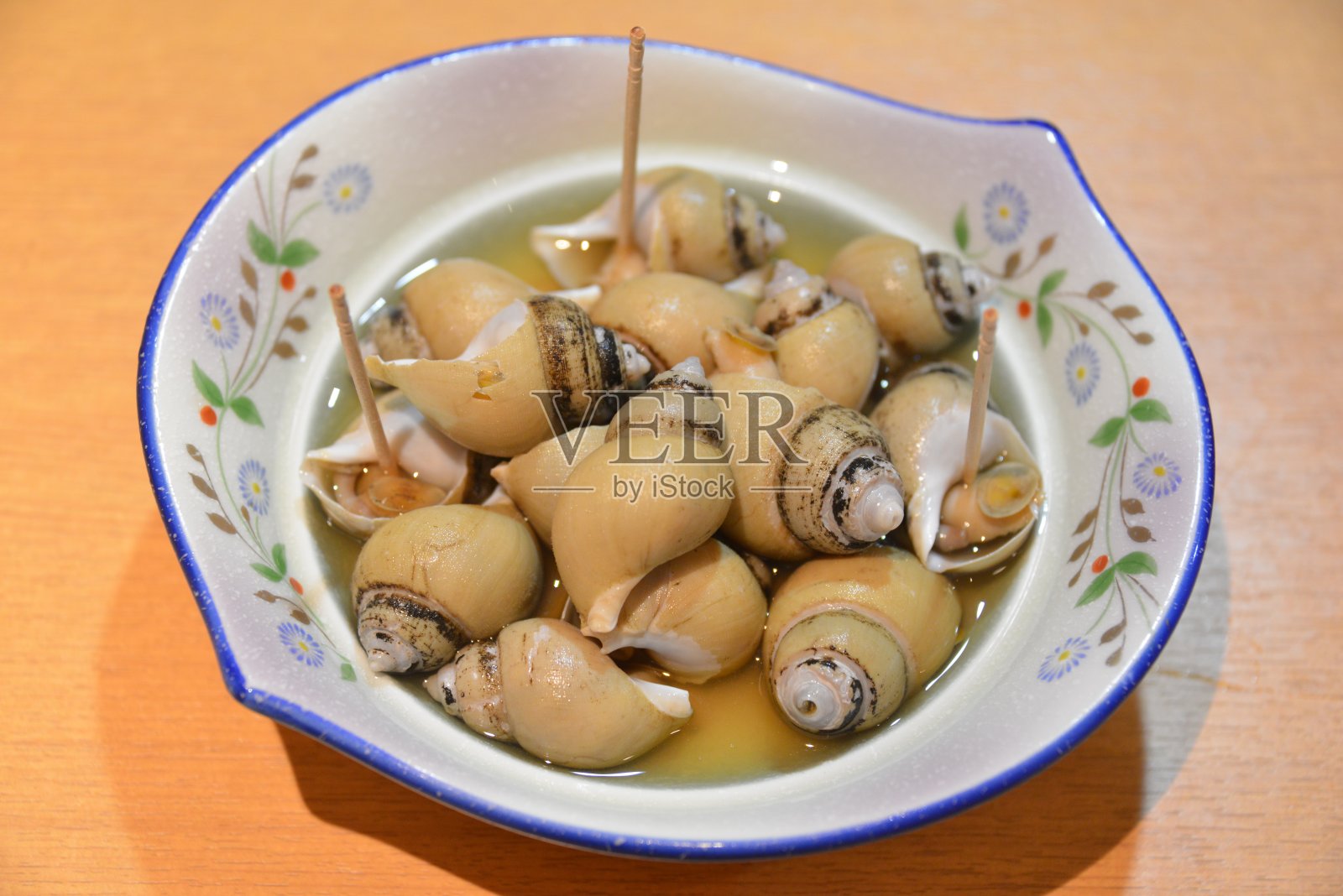 炮弹在碗上的高角度拍摄照片摄影图片