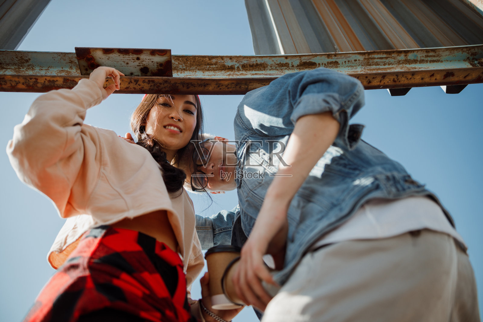 快乐的男孩和女孩在屋顶上看摄像机照片摄影图片