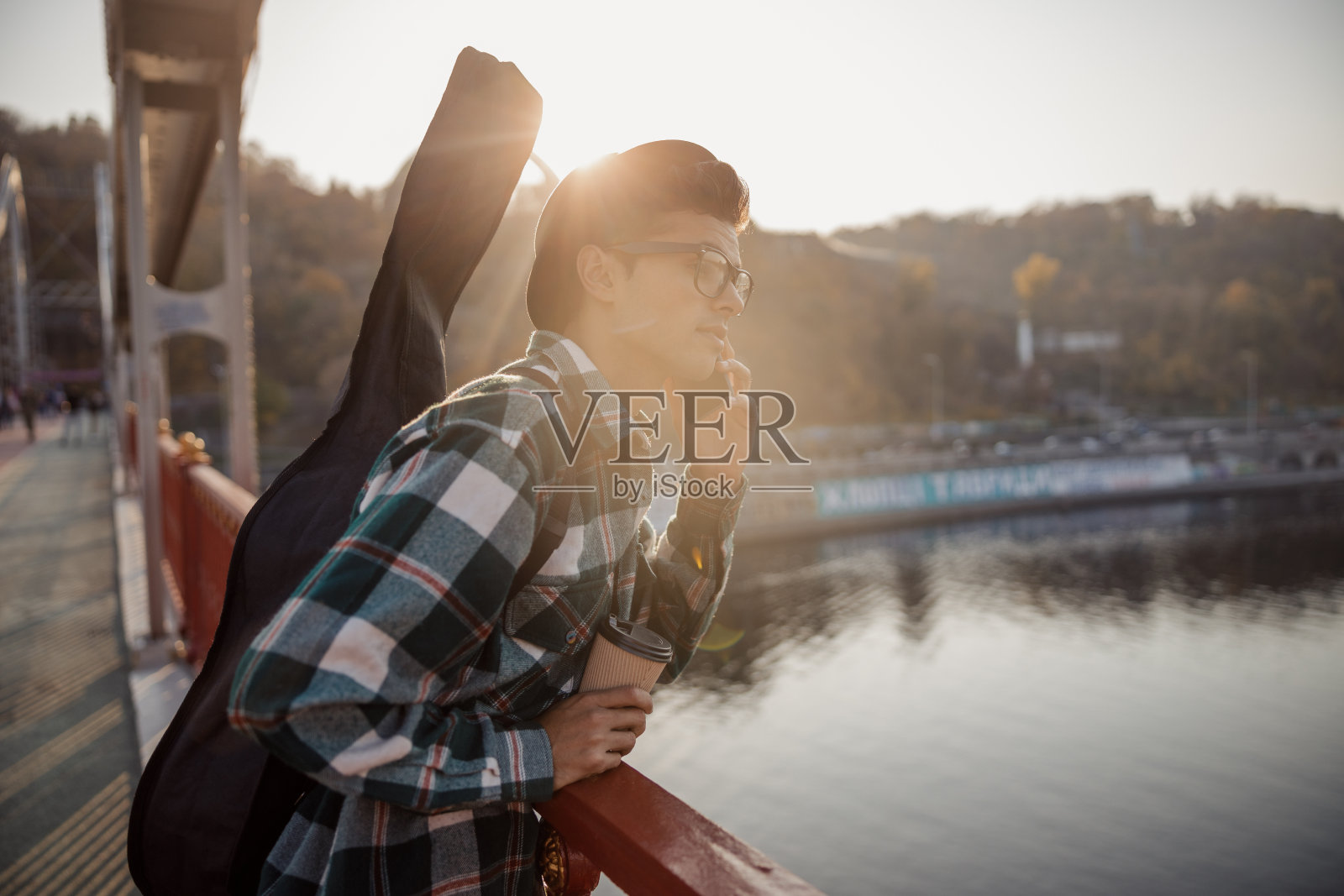 音乐家在桥上打电话照片摄影图片