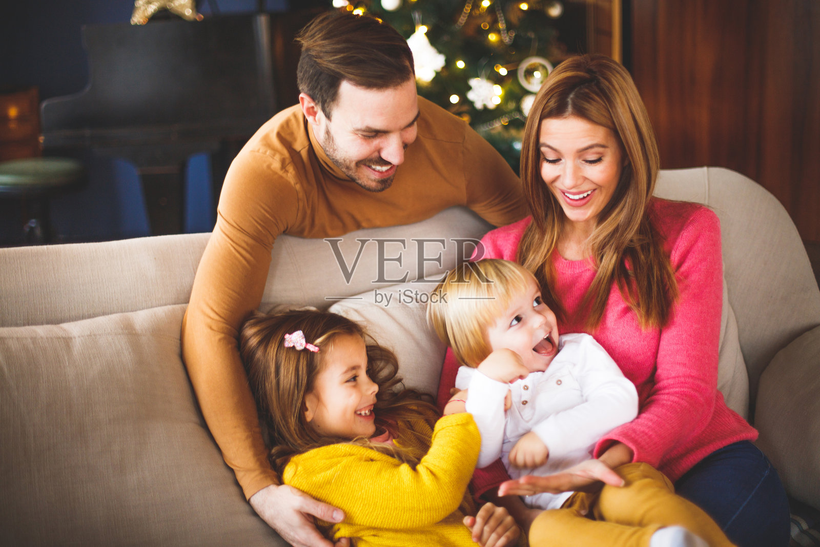 无条件地爱他们。照片摄影图片