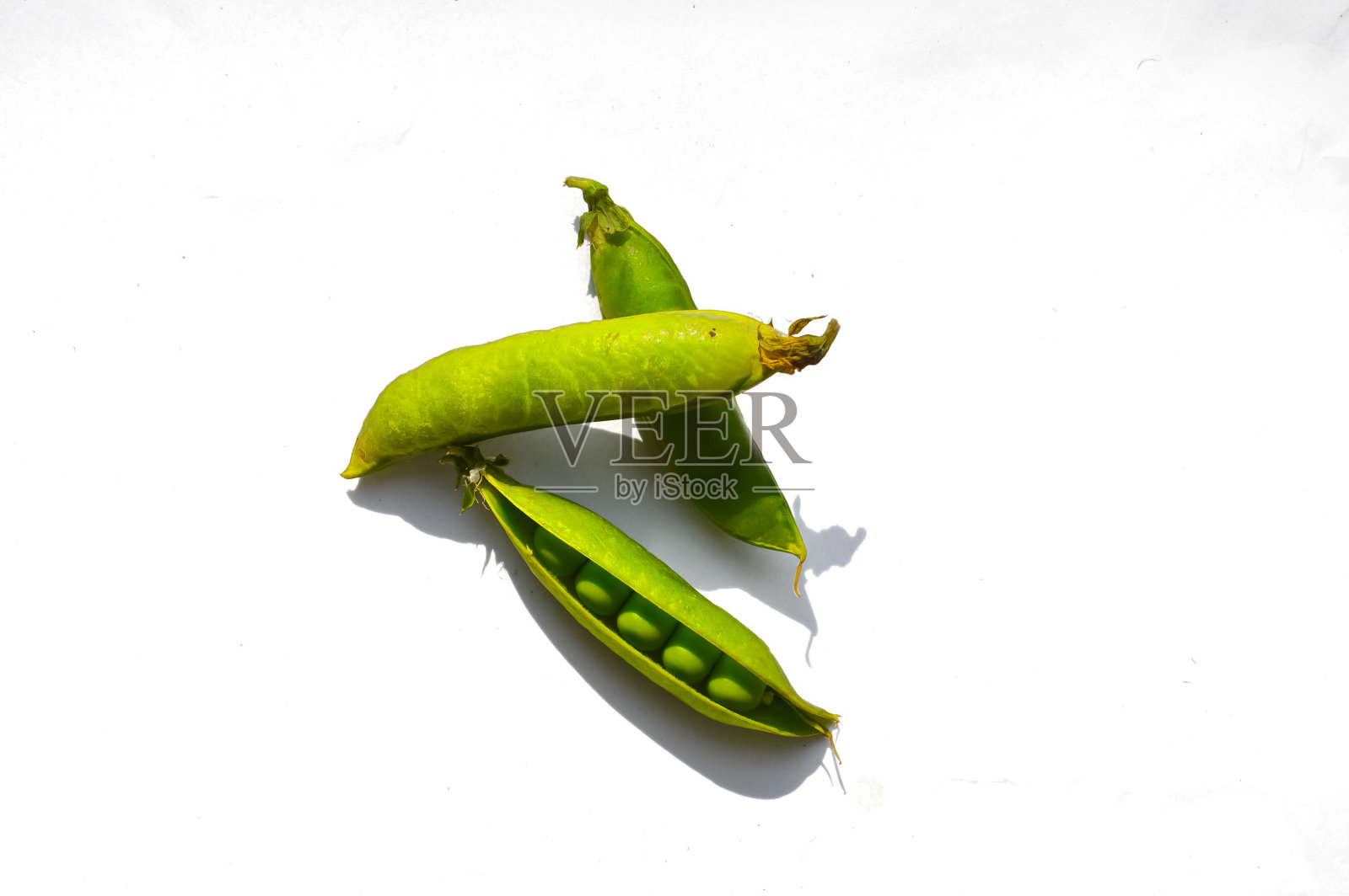 鲜绿的豌豆孤立在白色的背景上，豌豆颜色淡绿色照片摄影图片