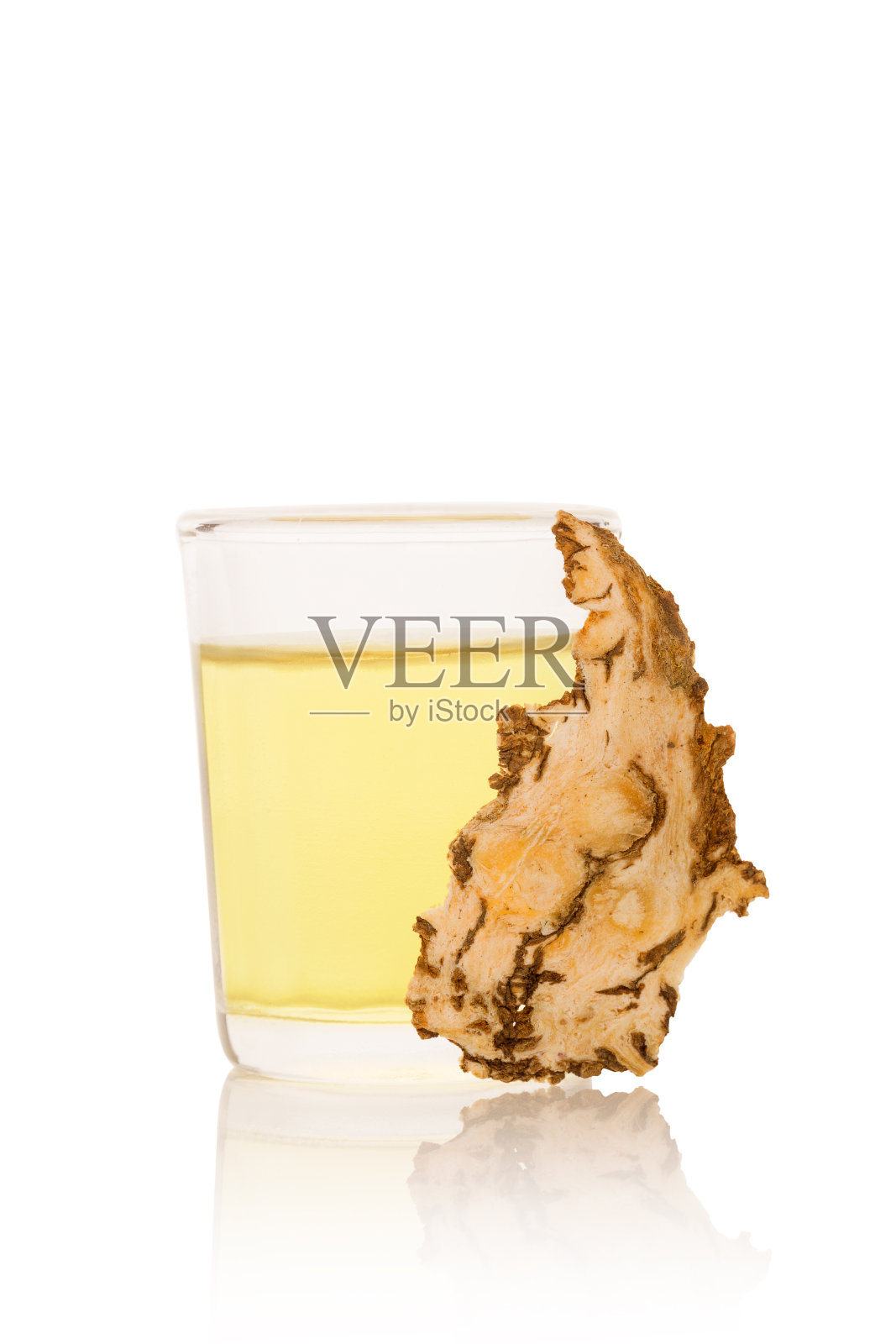 白底分离当归片和酊剂。照片摄影图片
