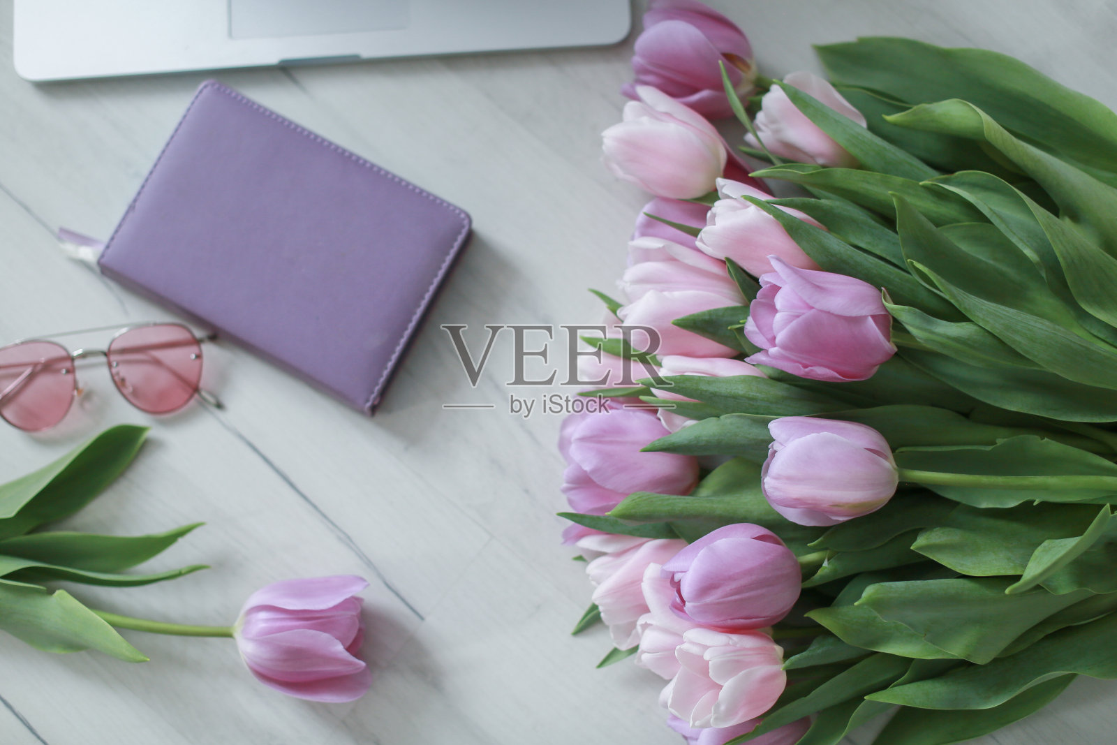 粉色和红色的郁金香在家里装饰。照片摄影图片