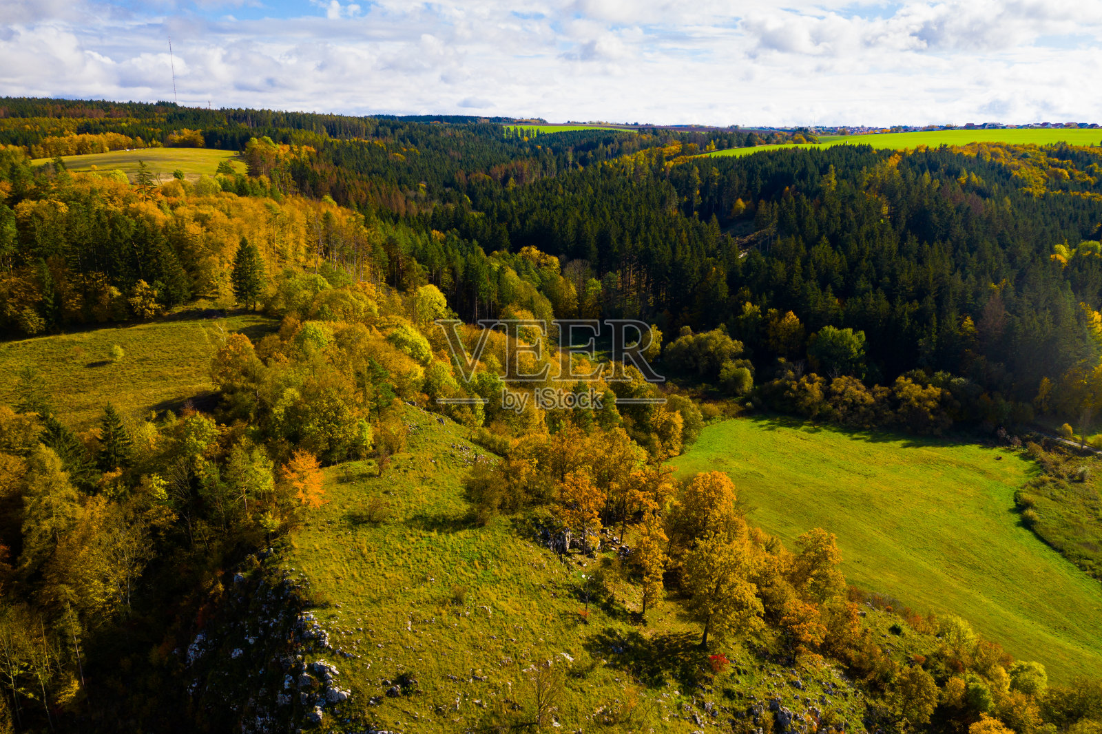 秋天丘陵景观与彩色的树木照片摄影图片