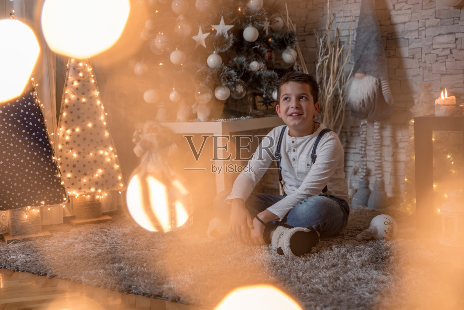 可爱的小男孩享受节日照片摄影图片