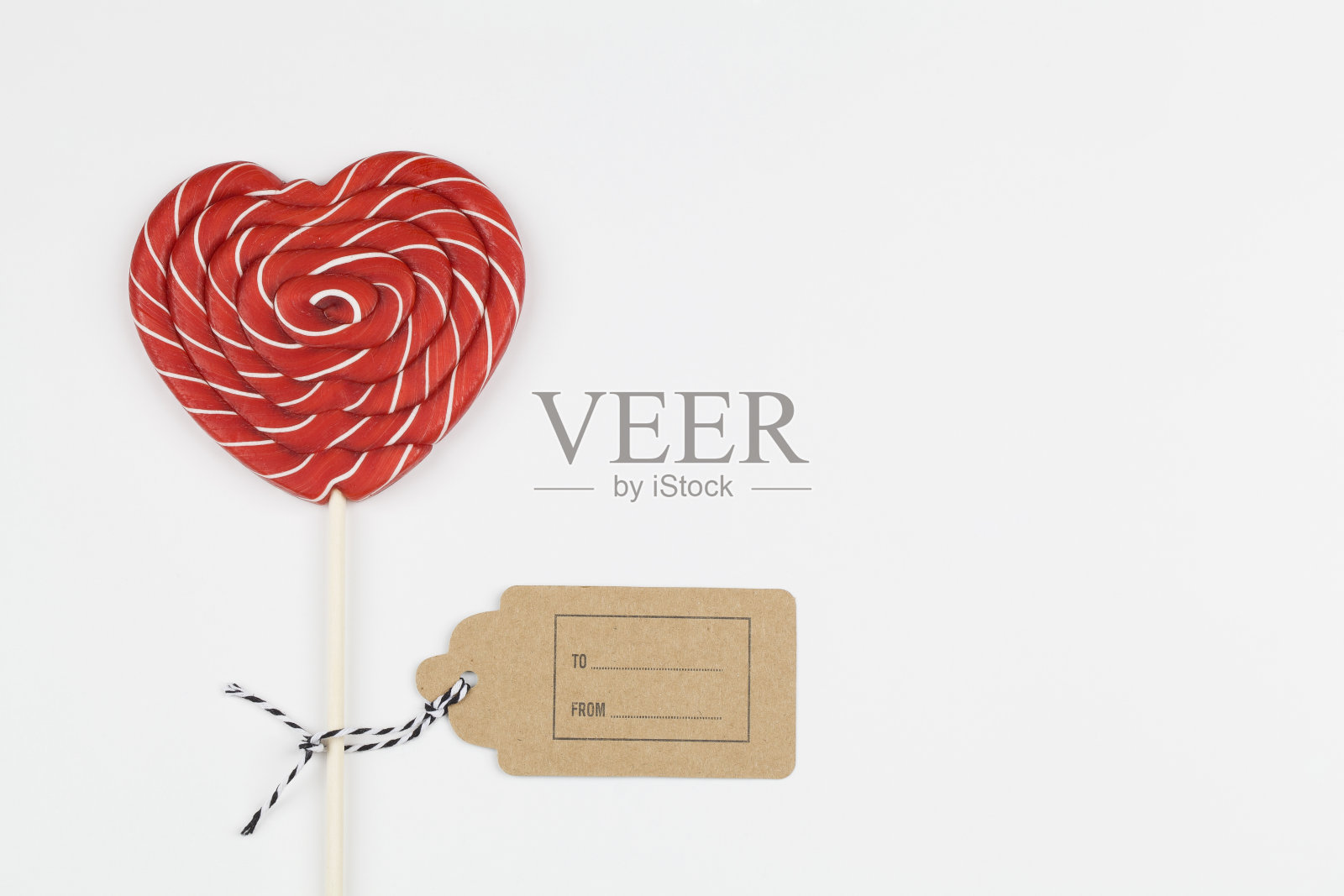 红心就像棒棒糖。情人节极简主义的背景。红心，爱的象征，空间为文字的概念。照片摄影图片