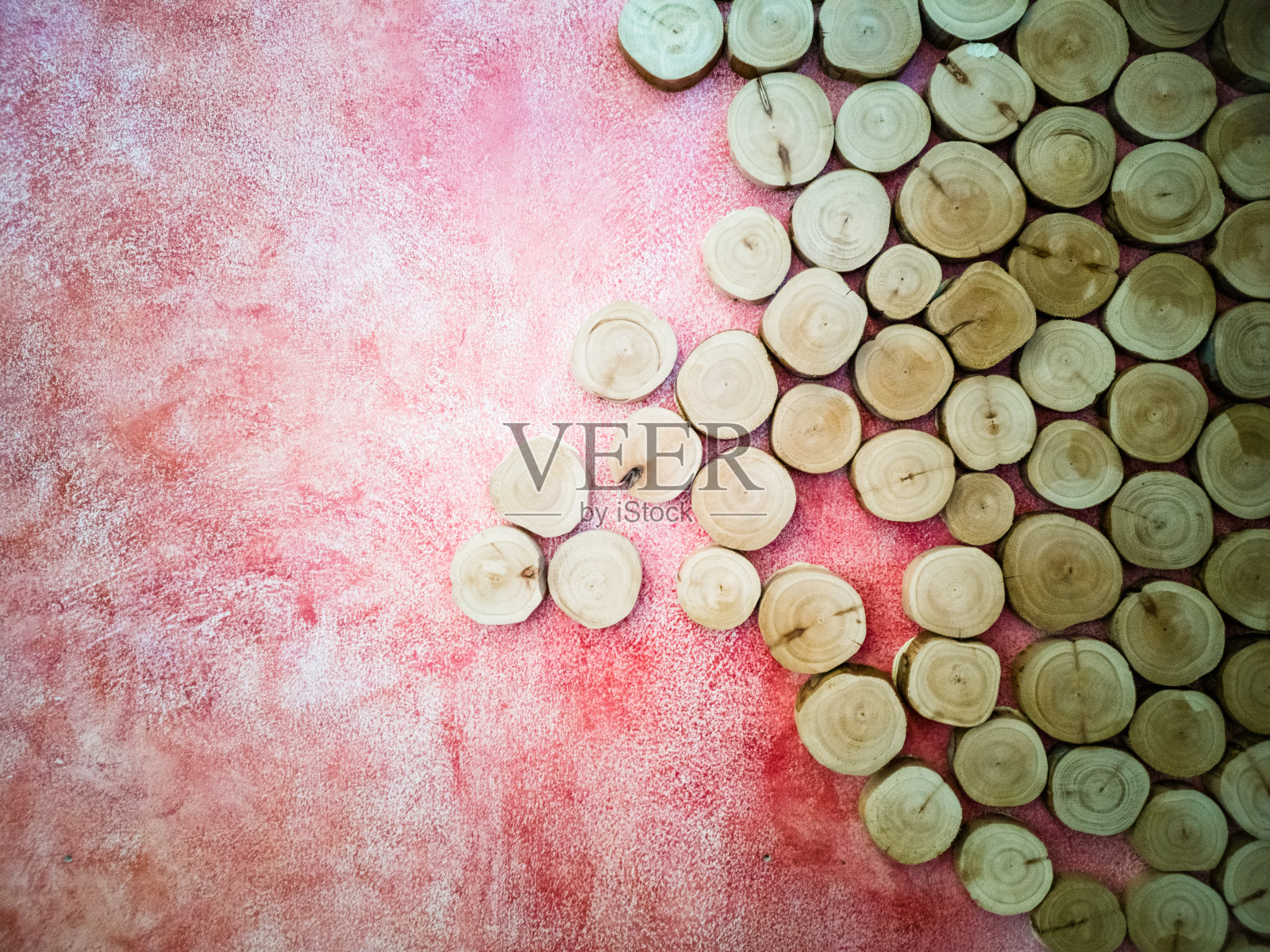 红粉相间的墙上有许多小树桩照片摄影图片