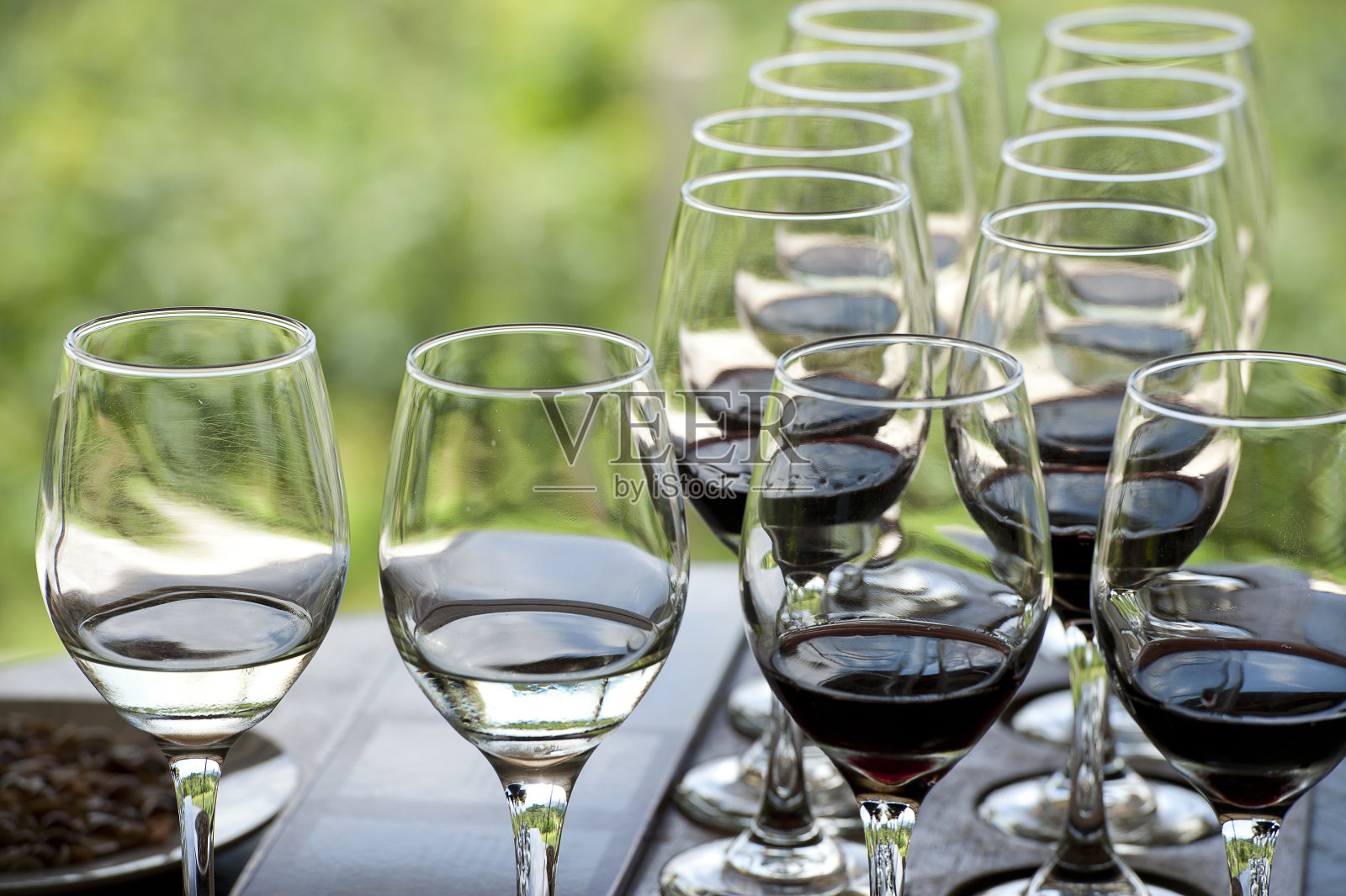 这是缅甸葡萄园里劳动的果实照片摄影图片