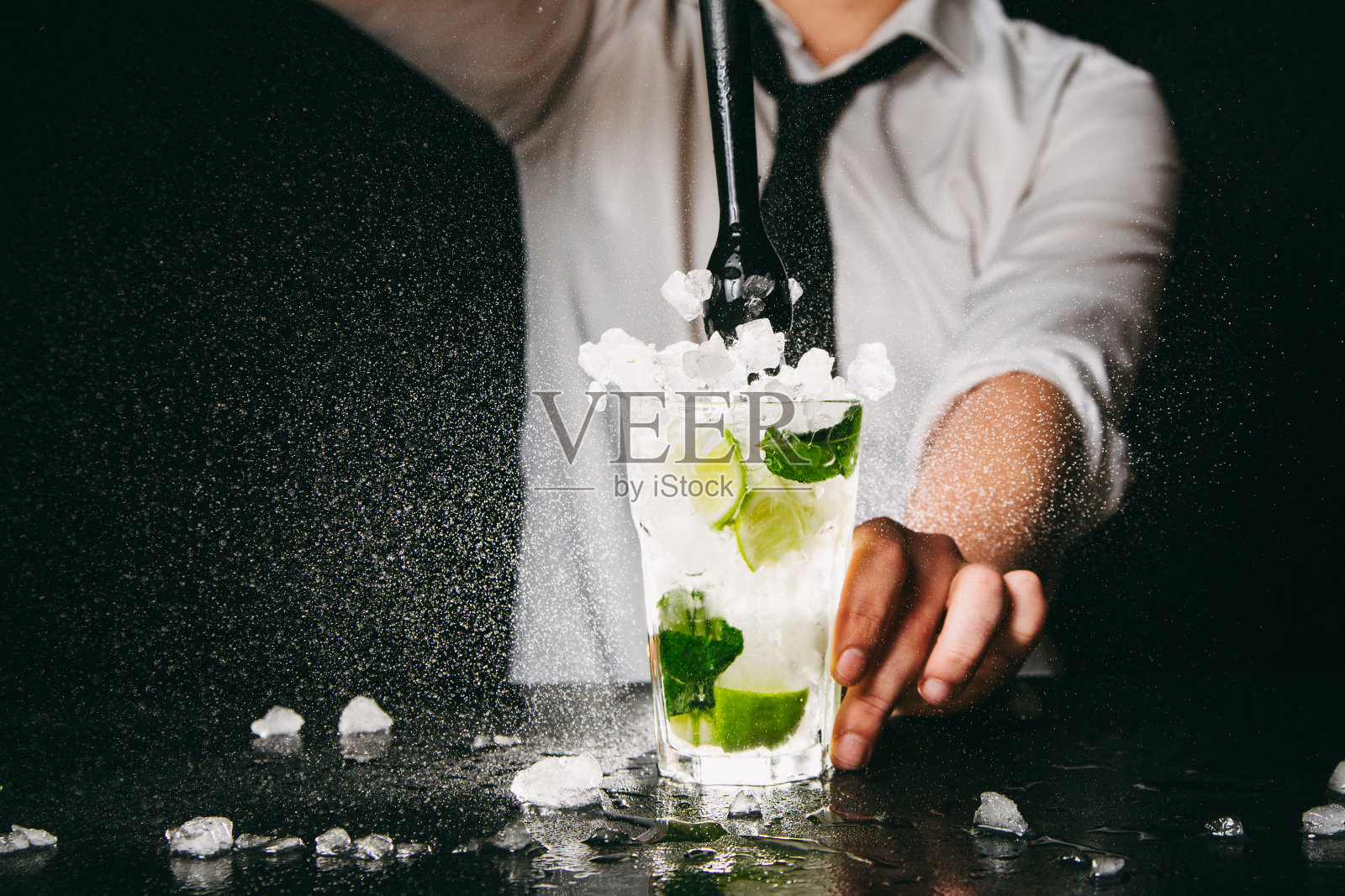 酒保调制莫吉托鸡尾酒照片摄影图片