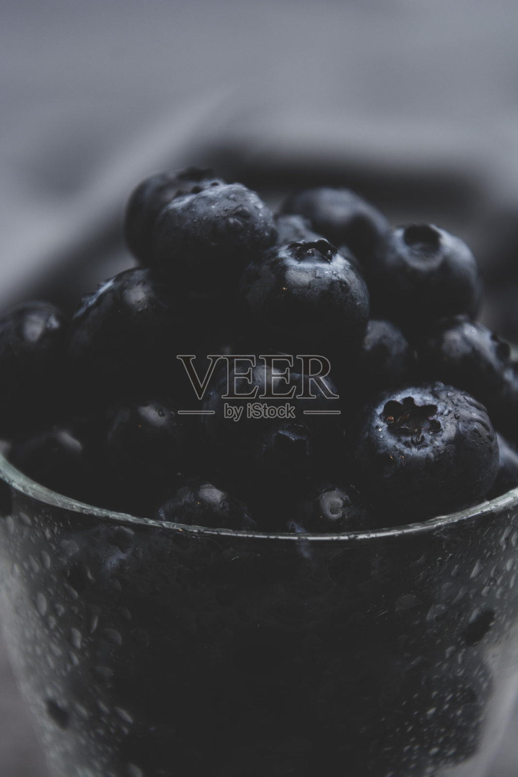 杯子里的蓝莓，选择性聚焦。蓝莓孤立。照片摄影图片
