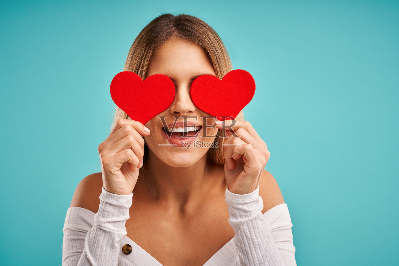 美丽的成年女人在蓝色背景下摆姿势照片摄影图片