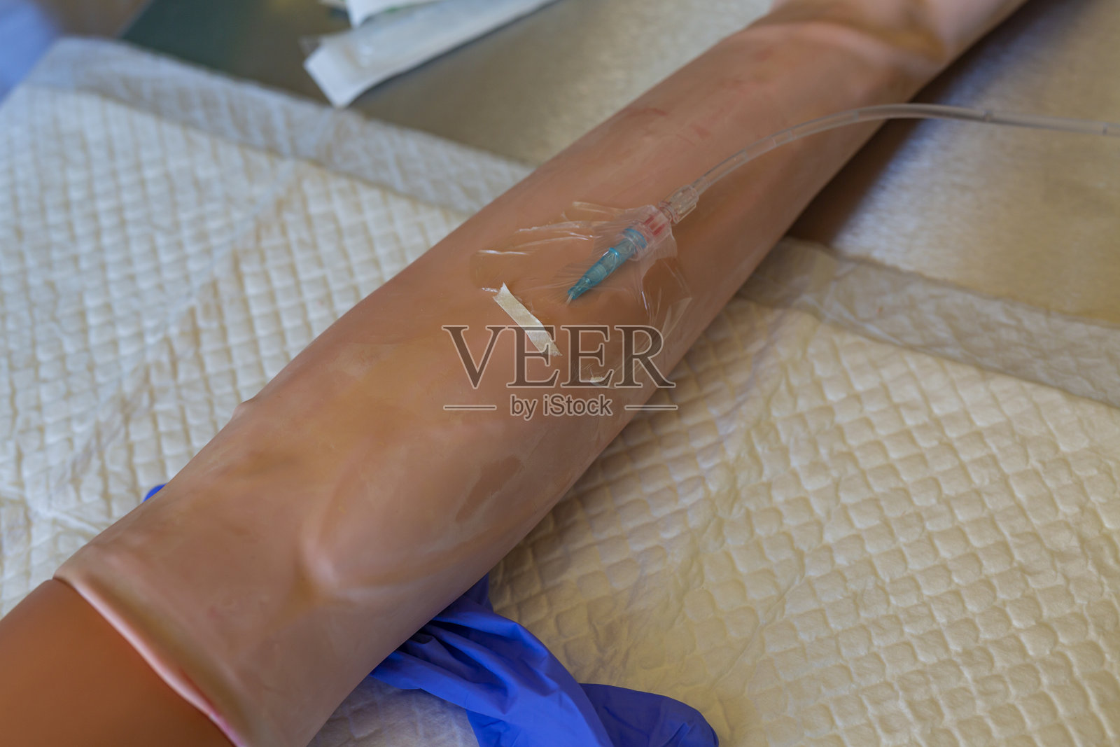 练习注射技术的假手臂照片摄影图片