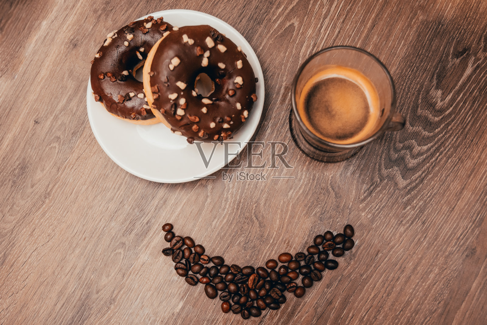 带着甜甜圈和咖啡的笑脸照片摄影图片