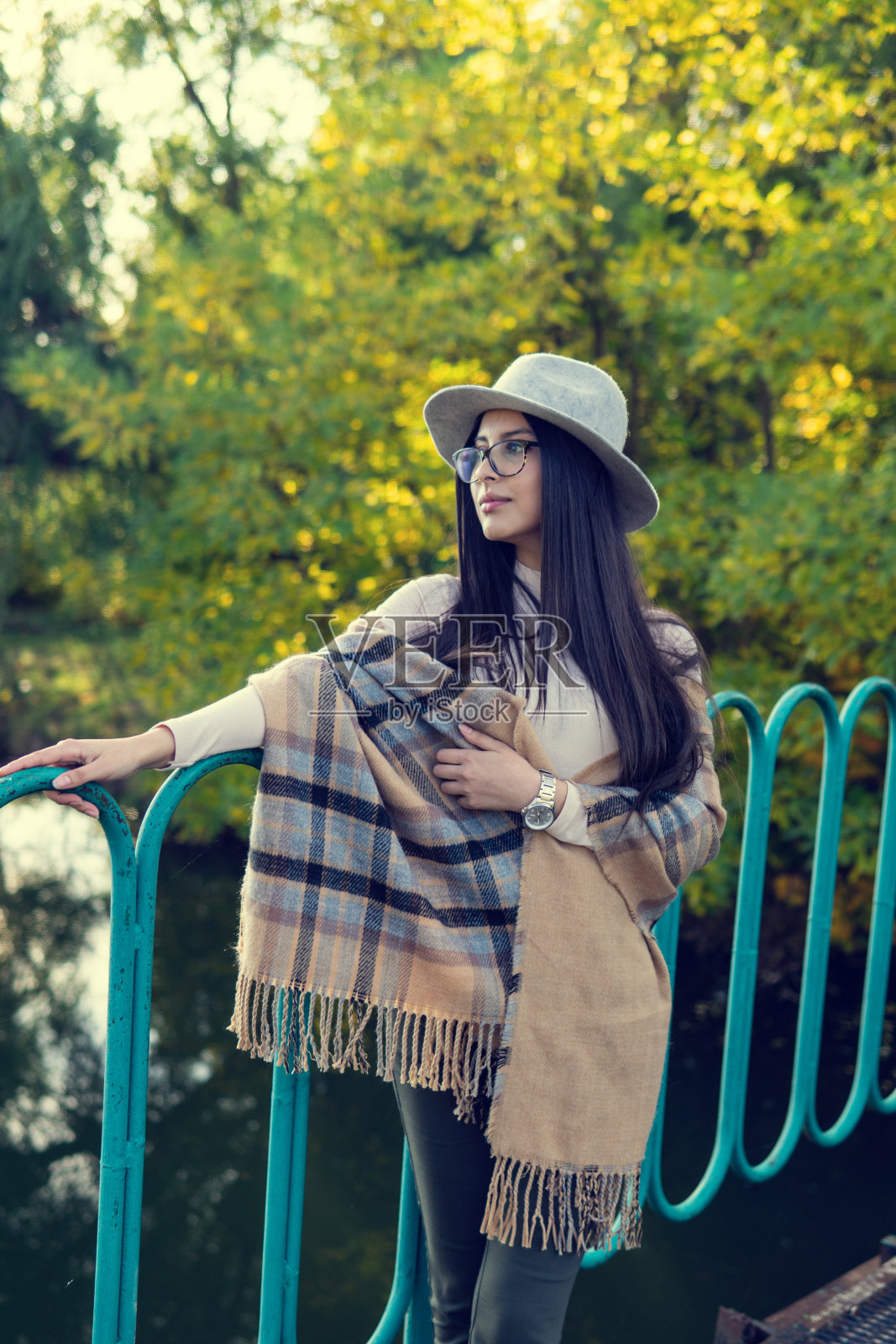 近距离的快乐情绪深褐色的女人与长头发和帽子，微笑的镜头。照片摄影图片