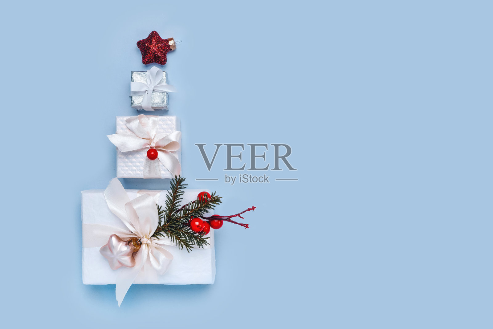 圣诞树的概念。圣诞装饰礼物在白色的盒子在蓝色的背景。极简主义，平铺，俯视图，复制空间照片摄影图片