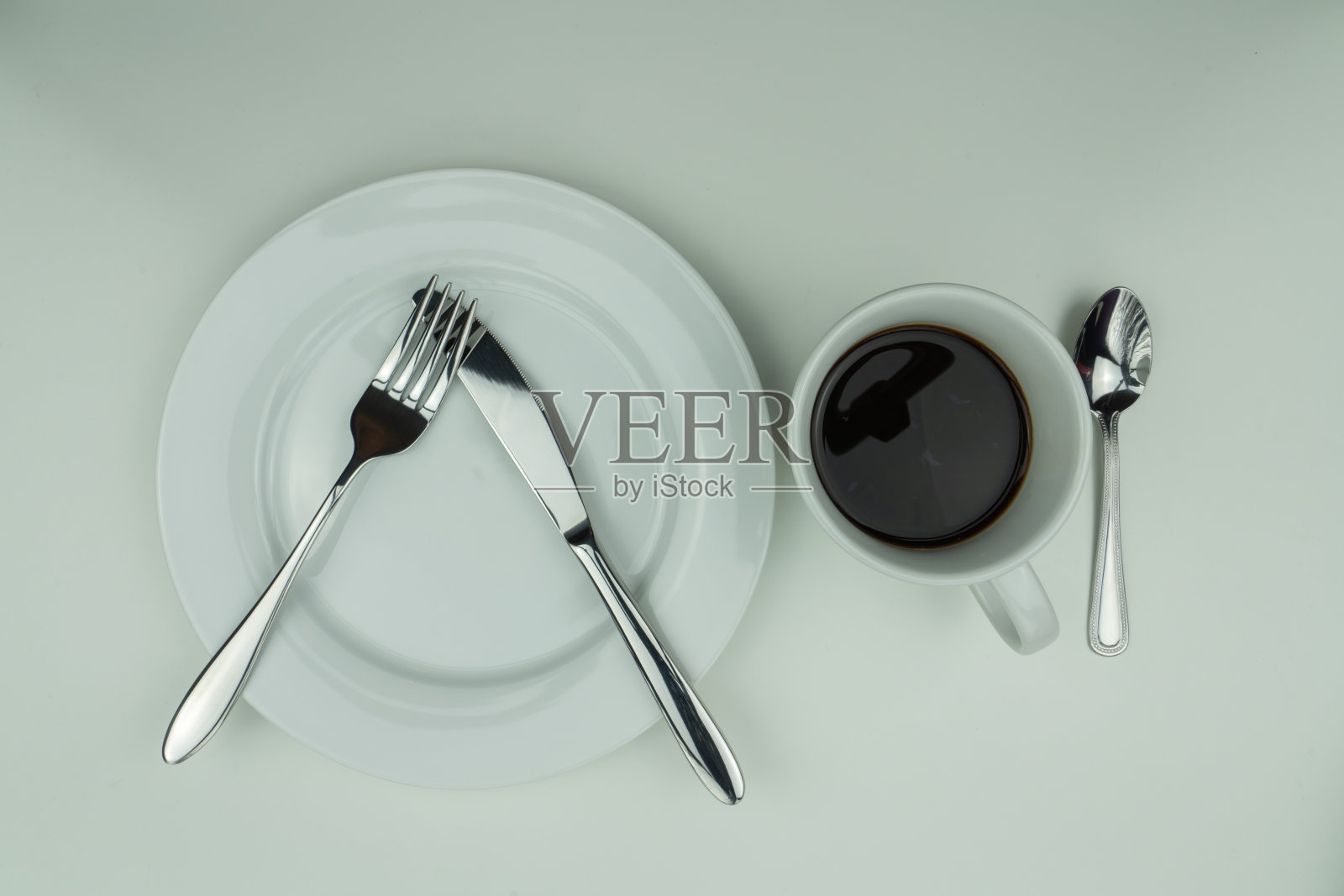 白色盘子和银色餐具照片摄影图片