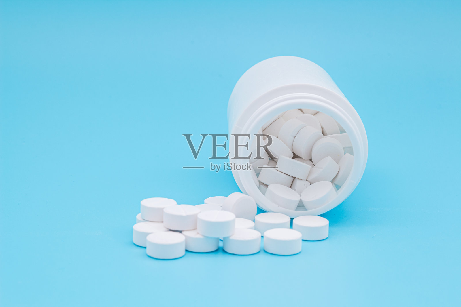 口服药物，扑热息痛，白色药丸，蓝色背景照片摄影图片