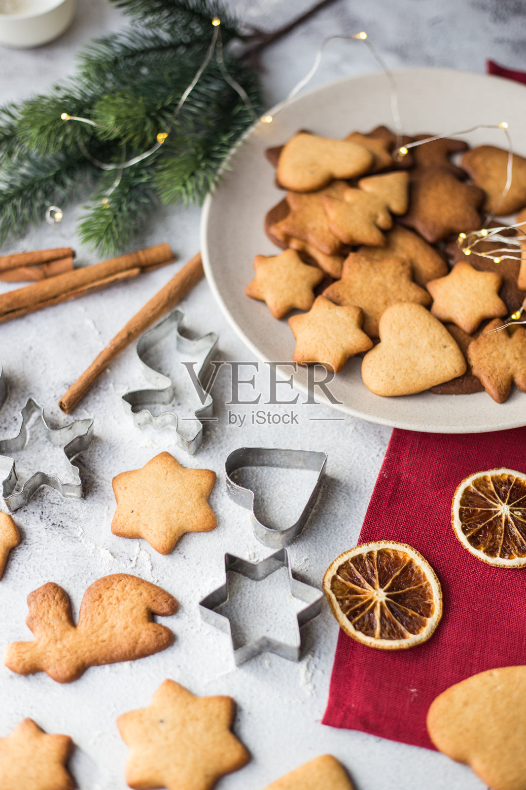 圣诞姜饼放在桌上，俯视图照片摄影图片