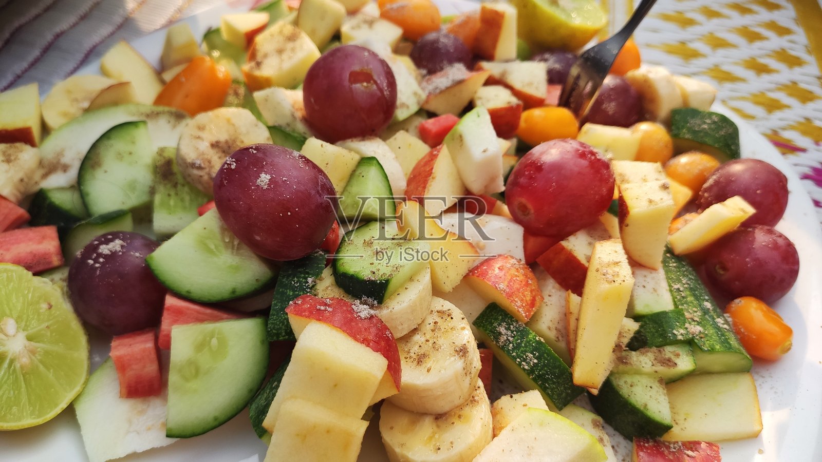 新鲜水果沙拉，自制风格，多种多样照片摄影图片