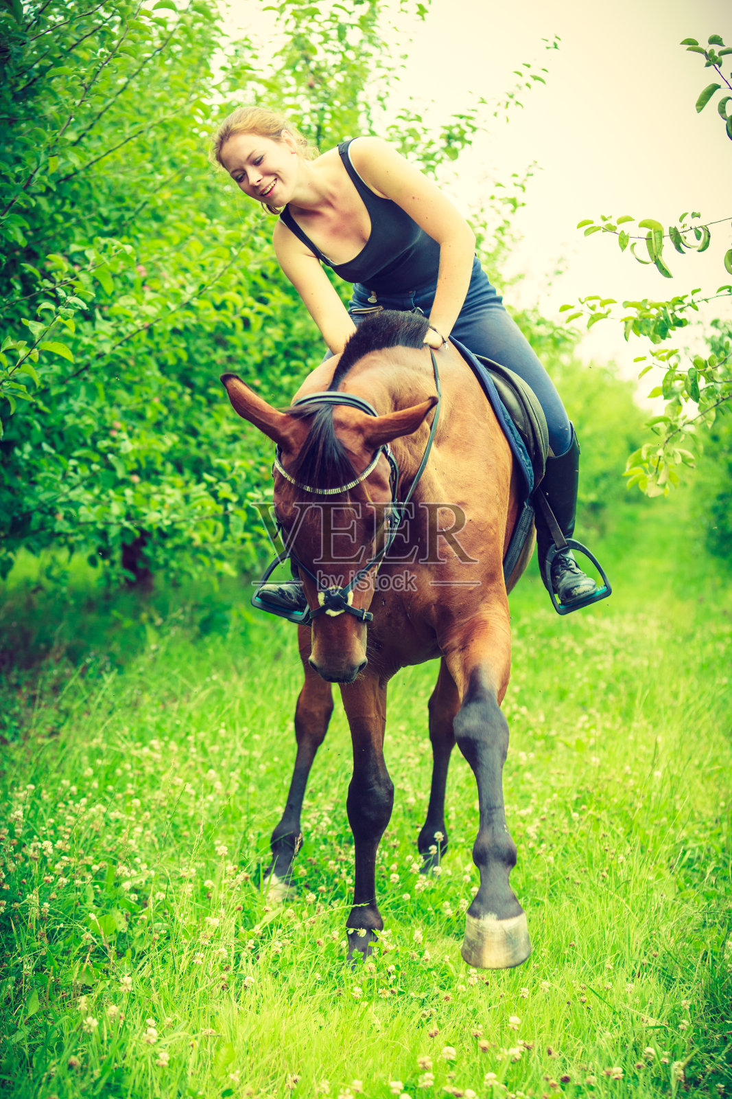 年轻女人拥抱着，从房子里探出身子照片摄影图片