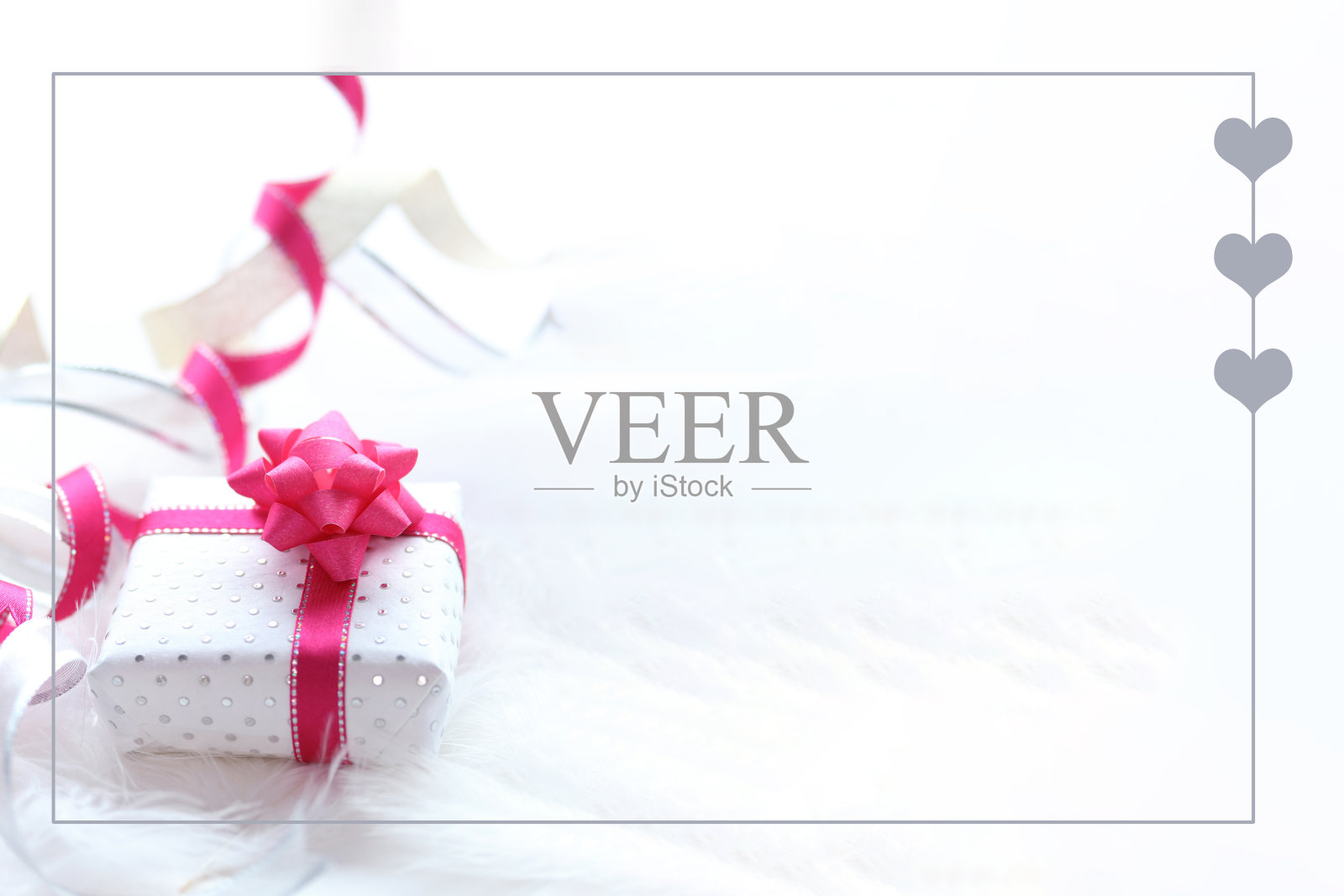 粉色的丝带和白色的礼物照片摄影图片