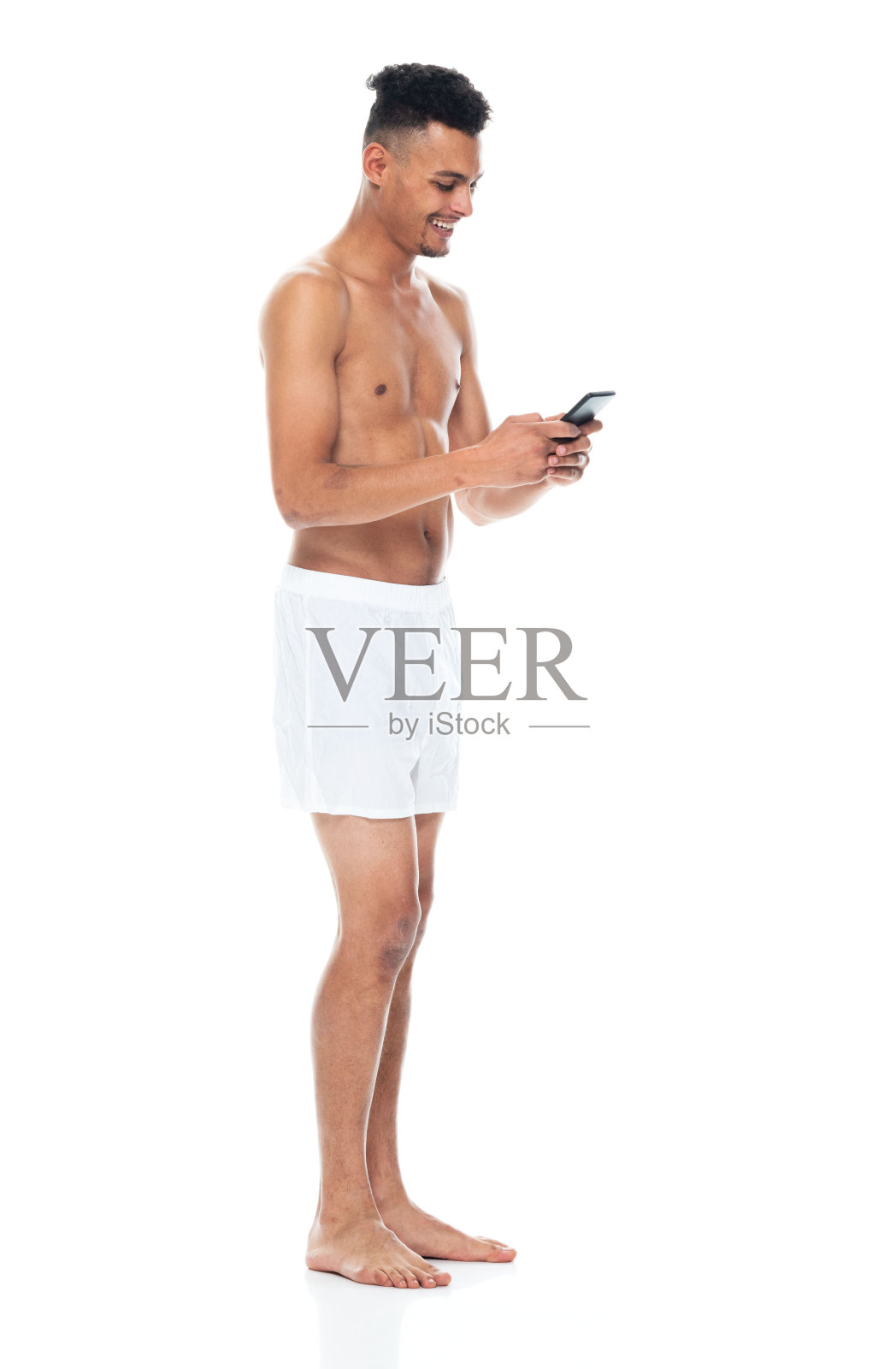 全身/侧视图/侧面视图/一人/一人20-29岁的成年人苗条/英俊的人黑头发/卷发非洲民族/非洲裔/非洲裔男性/年轻男子站着穿着拳击短裤/内衣照片摄影图片