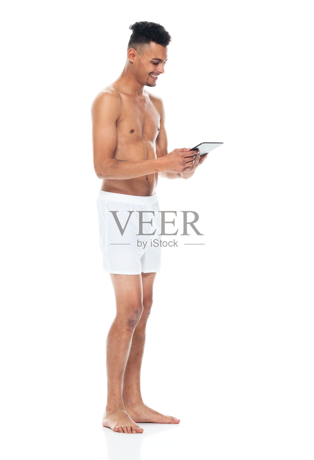 全身/侧视图/侧面视图/一人/一人20-29岁的成年人苗条/英俊的人黑头发/卷发非洲民族/非洲裔/非洲裔男性/年轻男子站着穿着拳击短裤/内衣照片摄影图片