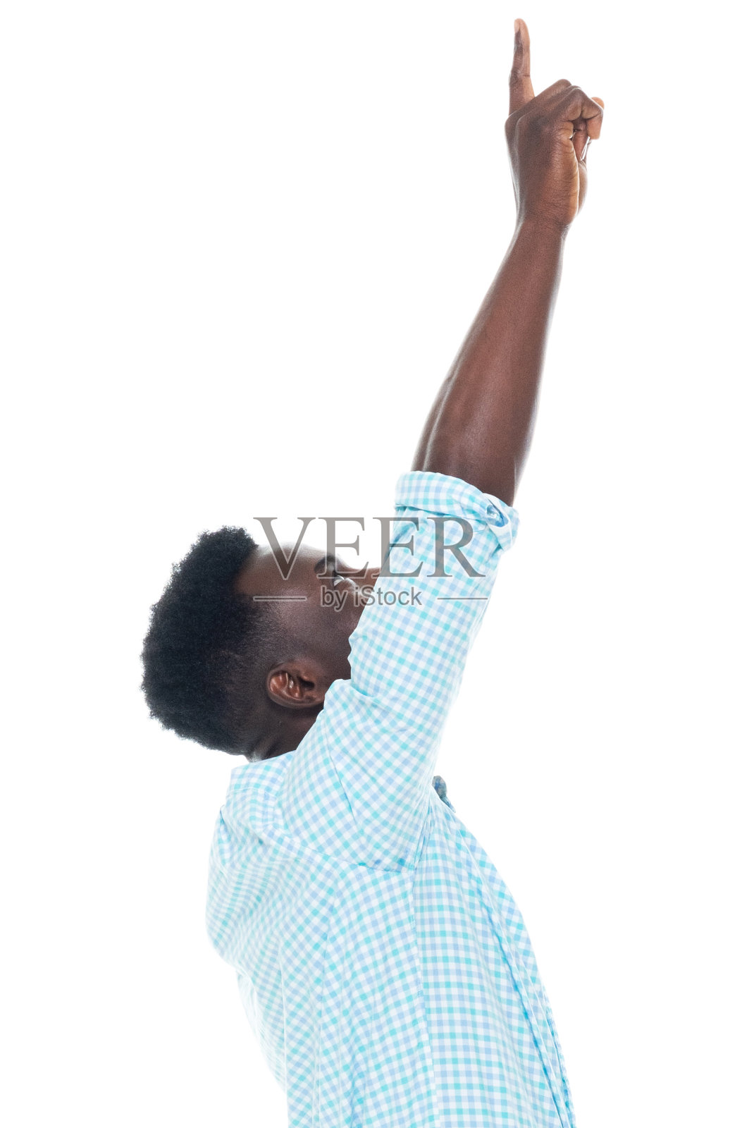 侧视图/侧面视图/仰视/一人/一人/腰部以上/ 20-29岁的成年英俊的人的肖像卷发/黑头发/非洲裔/非裔/ z一代男性/年轻男子站立照片摄影图片