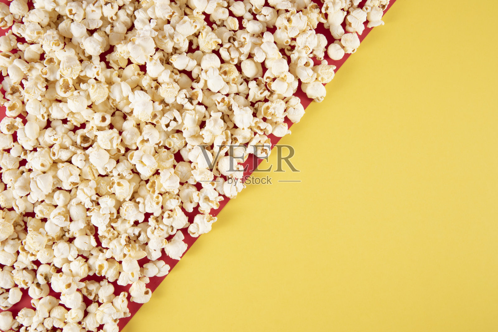 黄色背景下的爆米花照片摄影图片