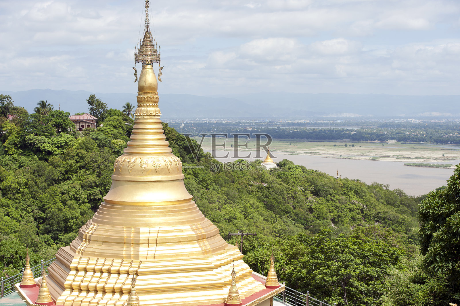 金塔塔尖和景观，艾娃，曼德勒，缅甸照片摄影图片