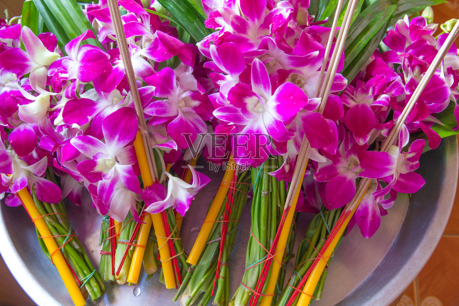 一束一束的兰花和蜡烛和香烛，用于祭祀圣物照片摄影图片