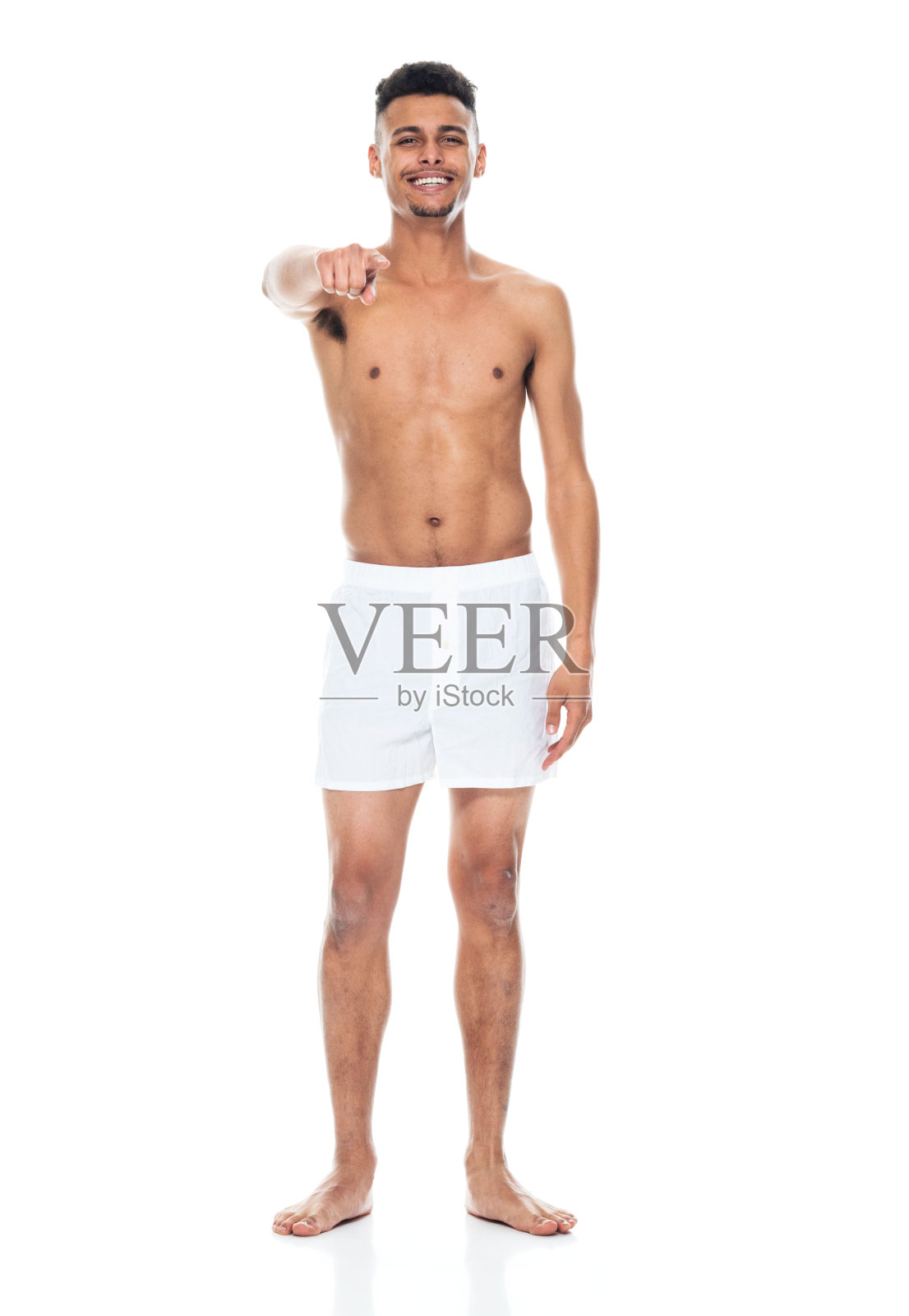 全身/正面/看镜头/一个男人/一个20-29岁的成年人苗条/英俊的人黑发/卷发非洲民族/非洲裔民族男性/年轻男子站着穿着拳击短裤/内衣照片摄影图片