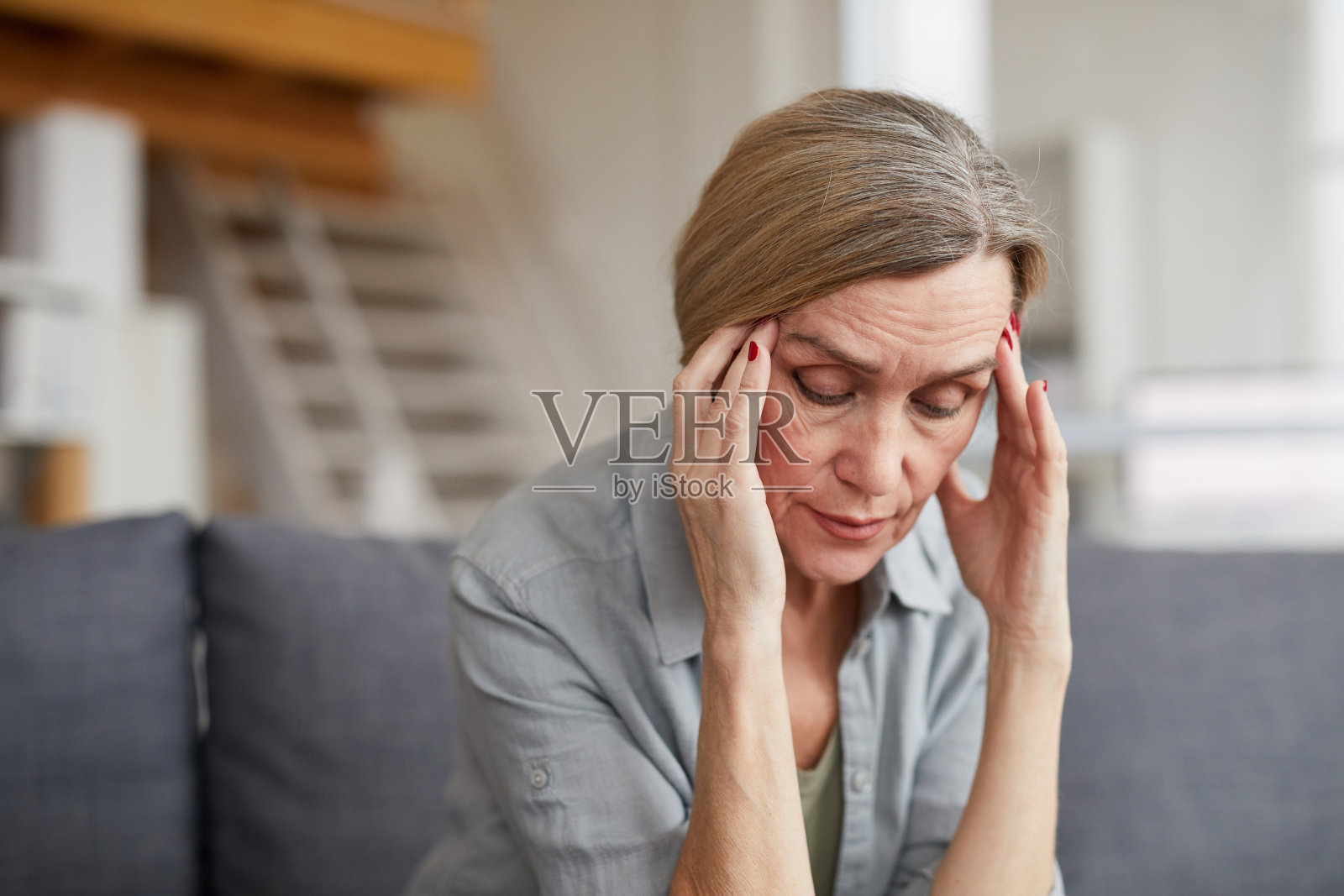 中年妇女头痛难忍照片摄影图片