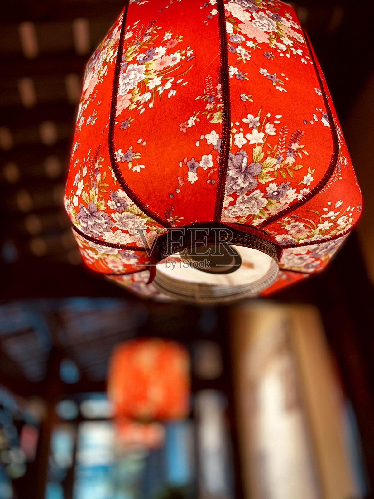 中国人在春节时挂灯笼照片摄影图片